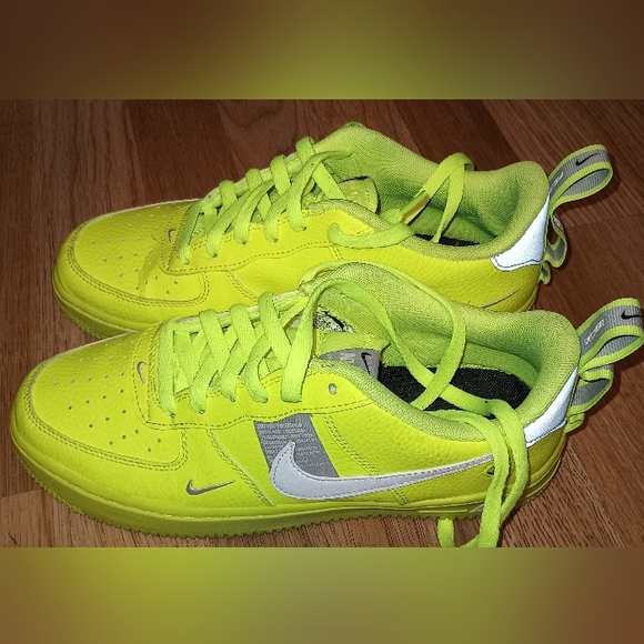 nike air force lv8 utility volt